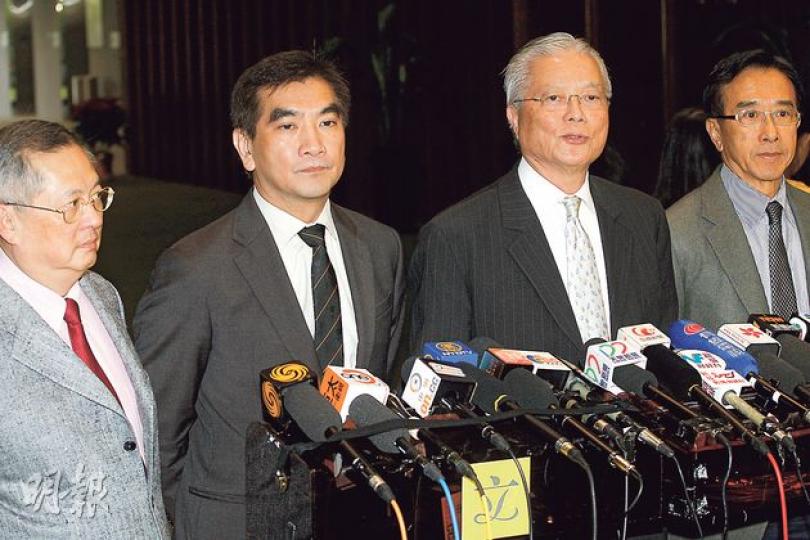 自由黨成員昨日與政務司長林鄭月娥會面,討論第二輪政改諮詢,指林太提到要待明年1月才能展開第二諮詢。左起﹕張宇人、鍾國斌、方剛及田北俊。(李紹昌攝) 自由黨成員昨日與政務司長林鄭月娥會面,討論第二輪政改諮詢,指林太提到要待明年1月才能展開第二諮詢。左起﹕張宇人、鍾國斌、方剛及田北俊。(李紹昌攝)