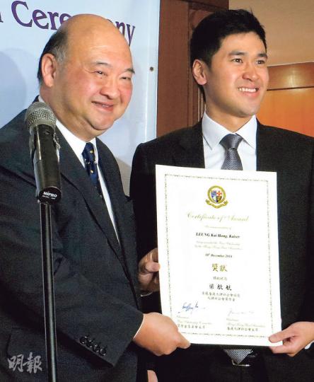 終審法院首席法官馬道立(左)昨擔任嘉賓,頒發大律師獎學金予其中一名得獎者梁啟航(右)。(陳倢朗攝) 終審法院首席法官馬道立(左)昨擔任嘉賓,頒發大律師獎學金予其中一名得獎者梁啟航(右)。(陳倢朗攝)