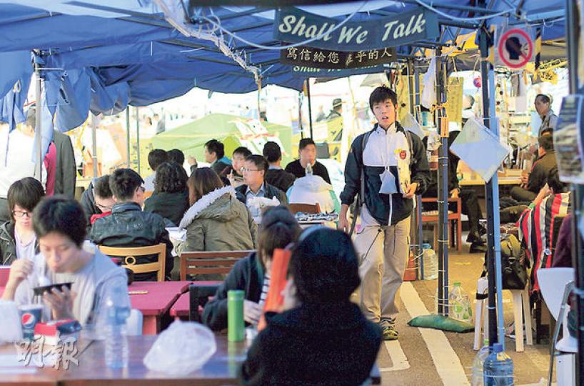 位於干諾道中的「遮打自修室」隨着清場料將「結業」,昨天日間仍有不少學生來溫習(圖),入夜後更舉辦惜別分享會,大派熱湯及龍蝦伊麵,度過溫暖的「最後一夜」。(李澤彤攝) 位於干諾道中的「遮打自修室」隨着清場料將「結業」,昨天日間仍有不少學生來溫習(圖),入夜後更舉辦惜別分享會,大派熱湯及龍蝦伊麵,度過溫暖的「最後一夜」。(李澤彤攝)