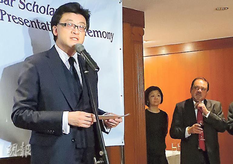 大律師公會主席石永泰(左)借機大吐苦水,話公會講咩議題都會畀人嘈,唔知前公會主席林孟達(右)聽落有無感同身受呢?(陳倢朗攝) 大律師公會主席石永泰(左)借機大吐苦水,話公會講咩議題都會畀人嘈,唔知前公會主席林孟達(右)聽落有無感同身受呢?(陳倢朗攝)
