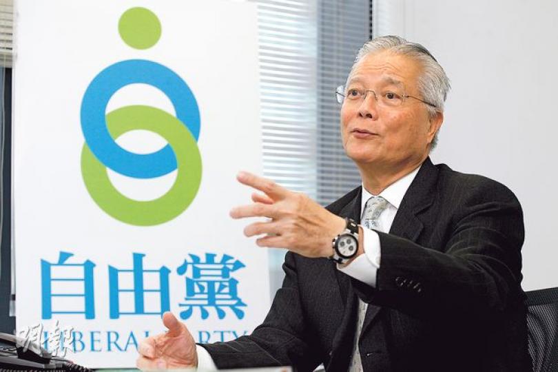 新任自由黨黨魁方剛(圖)已決定不會參選下屆立法會,並正培訓接班人。他說希望前黨魁田北俊多選一屆,冀田能帶領新人走直選路。(李紹昌攝) 新任自由黨黨魁方剛(圖)已決定不會參選下屆立法會,並正培訓接班人。他說希望前黨魁田北俊多選一屆,冀田能帶領新人走直選路。(李紹昌攝)