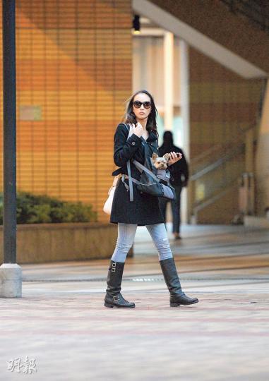 Jessica C.孭着愛犬到安志杰家中,警覺性高的她四處張望。(攝影:黃梓烜、劉永銳、梁榮達)JC買了啤酒準備與男友安志杰暢飲。(攝影:黃梓烜、劉永銳、梁榮達)JC做了安志杰家的新女主人,為男友到超市入貨(圖),然後一袋二袋返男友家。(攝影:黃梓烜、劉永銳、梁榮達)(攝影:黃梓烜、劉永銳、梁榮達)JC是愛狗之人,整頭都帶着愛犬前往。(攝影:黃梓烜、劉永銳、梁榮達)安志杰有愛情滋潤,出發往外地工作心情都特別靚。(攝影:黃梓烜、劉永銳、梁榮達) Jessica C.孭着愛犬到安志杰家中,警覺性高的她四處張望。(攝影:黃梓烜、劉永銳、梁榮達)JC買了啤酒準備與男友安志杰暢飲。(攝影:黃梓烜、劉永銳、梁榮達)JC做了安志杰家的新女主人,為男友到超市入貨(圖),然後一袋二袋返男友家。(攝影:黃梓烜、劉永銳、梁榮達)(攝影:黃梓烜、劉永銳、梁榮達)JC是愛狗之人,整頭都帶着愛犬前往。(攝影:黃梓烜、劉永銳、梁榮達)安志杰有愛情滋潤,出發往外地工作心情都特別靚。(攝影:黃梓烜、劉永銳、梁榮達)