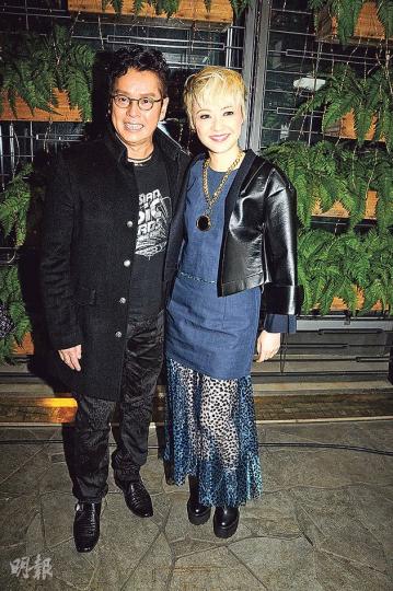 陳慧嫻(右)因大笑姑婆及13點的性格,被譚詠麟贈予「環球13姨」的外號。(攝影:孫華中)李克勤因身在外地,所以未能出席年尾頒獎禮。(攝影:孫華中) 陳慧嫻(右)因大笑姑婆及13點的性格,被譚詠麟贈予「環球13姨」的外號。(攝影:孫華中)李克勤因身在外地,所以未能出席年尾頒獎禮。(攝影:孫華中)