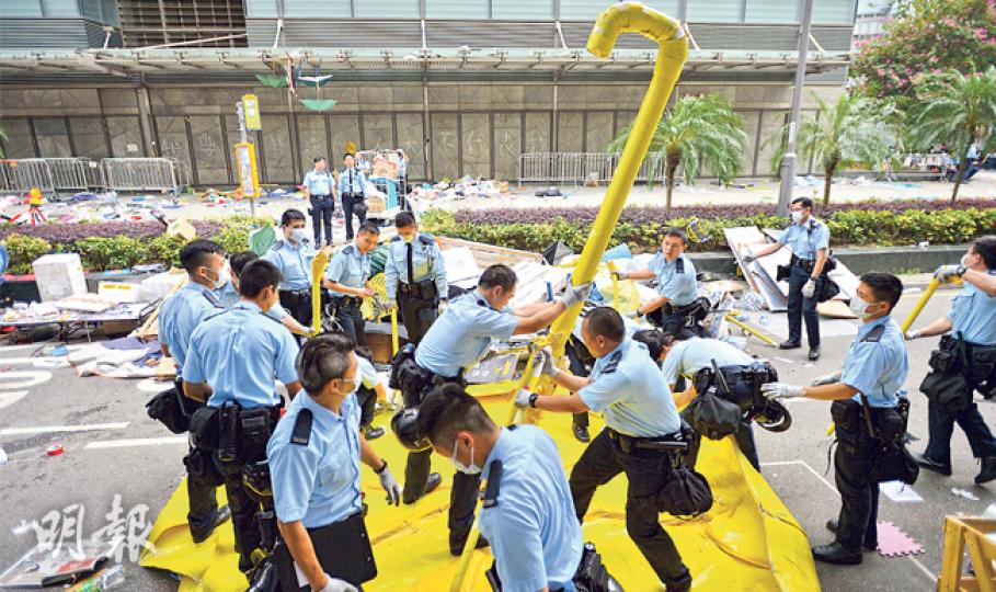 警員在金鐘佔領區內拆走多件大型裝置藝術品,包括示威者稱為「公民廣場」外的巨型黃傘。(葉家豪攝)警員昨從中環步向金鐘佔領區清場,踏過示威者預先在干諾道中路面以帳篷等剩餘物資砌出的「BACK」(回來)字樣。(黃志東攝)過去75日,港人為表達對政改不滿而佔領金鐘夏愨道,車路變成集會地點,放滿帳篷。警方昨採取全面清場行動,晚上9時先開放西行線,至10時45分開放東行線後全面通車。(鄧宗弘攝)約200名示威者在清場期間留守解放軍軍營外的夏愨道,以手蹺手形式靜坐,等待被捕。(林俊源攝) 警員在金鐘佔領區內拆走多件大型裝置藝術品,包括示威者稱為「公民廣場」外的巨型黃傘。(葉家豪攝)警員昨從中環步向金鐘佔領區清場,踏過示威者預先在干諾道中路面以帳篷等剩餘物資砌出的「BACK」(回來)字樣。(黃志東攝)過去75日,港人為表達對政改不滿而佔領金鐘夏愨道,車路變成集會地點,放滿帳篷。警方昨採取全面清場行動,晚上9時先開放西行線,至10時45分開放東行線後全面通車。(鄧宗弘攝)約200名示威者在清場期間留守解放軍軍營外的夏愨道,以手蹺手形式靜坐,等待被捕。(林俊源攝)