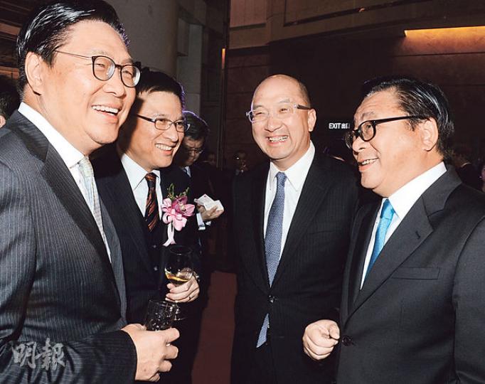 嘉華集團周年晚宴,前商務及經濟發展局長馬時亨(左起)、財經事務及庫務局長陳家強、政制及內地事務局長譚志源,以及行會成員林健鋒話題離不開佔鐘清埸,但主理政改的譚志源,未有公開談論政改下一步工作。(劉焌陶攝) 嘉華集團周年晚宴,前商務及經濟發展局長馬時亨(左起)、財經事務及庫務局長陳家強、政制及內地事務局長譚志源,以及行會成員林健鋒話題離不開佔鐘清埸,但主理政改的譚志源,未有公開談論政改下一步工作。(劉焌陶攝)