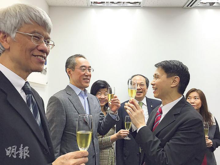 全國政協常委唐英年(左二)昨與金管局前總裁任志剛(左一)等,出席其公關大員陳民傑(右一)公關公司喬遷的開幕典禮,唐英年認為清場不等於解決佔領問題,大家需思考如何團結社會等問題。(何曉勤攝)警方昨午在金鐘清場,夏愨道路面成為管制區不能進入,大批市民就走到路旁的遠東金融中心一間快餐店,聚在玻璃窗前睇熱鬧及拍攝,大廈玻璃幕牆呈現警察在外邊天橋執勤時的倒影。 (李澤彤攝)金鐘清場後遺下大量雜物,包括橫額、黃傘及留守物資,警方召來運泥車,把雜物清走。 (李紹昌攝) 全國政協常委唐英年(左二)昨與金管局前總裁任志剛(左一)等,出席其公關大員陳民傑(右一)公關公司喬遷的開幕典禮,唐英年認為清場不等於解決佔領問題,大家需思考如何團結社會等問題。(何曉勤攝)警方昨午在金鐘清場,夏愨道路面成為管制區不能進入,大批市民就走到路旁的遠東金融中心一間快餐店,聚在玻璃窗前睇熱鬧及拍攝,大廈玻璃幕牆呈現警察在外邊天橋執勤時的倒影。 (李澤彤攝)金鐘清場後遺下大量雜物,包括橫額、黃傘及留守物資,警方召來運泥車,把雜物清走。 (李紹昌攝)