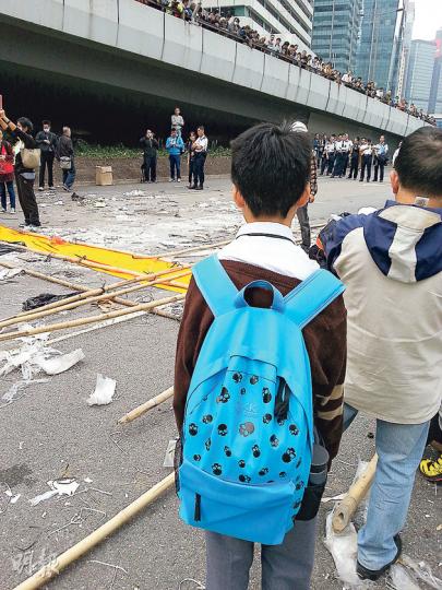 身穿校服的12歲中一生周同學(圖),昨瞞着父母,考試後到金鐘見證清場一刻,他說,若面對警方拘捕會「有咁快走咁快」。(岑詠欣攝) 身穿校服的12歲中一生周同學(圖),昨瞞着父母,考試後到金鐘見證清場一刻,他說,若面對警方拘捕會「有咁快走咁快」。(岑詠欣攝)