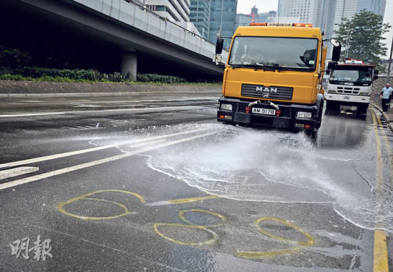 昨日執達主任完成清理禁制令範圍的路障後,政府隨即派出洗街車清洗路面, 不少示威者在路上用粉筆寫上的示威語句都被洗去。(盧翊銘攝) 昨日執達主任完成清理禁制令範圍的路障後,政府隨即派出洗街車清洗路面, 不少示威者在路上用粉筆寫上的示威語句都被洗去。(盧翊銘攝)