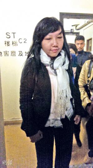 印傭Erwiana昨供稱曾嘗試逃離其前僱主羅允彤的住宅不果。辯方則稱,羅家的門鎖比較複雜,她不懂得開,認為她沒有被反鎖在家中。(章淑廉攝)辯方昨指被告羅允彤(圖)得悉Erwiana有皮膚問題後,曾要求帶她去求診,但Erwiana拒絕,羅遂自行為Erwiana從藥劑師取得軟膏和藥丸,Erwiana否認。(章淑廉攝) 印傭Erwiana昨供稱曾嘗試逃離其前僱主羅允彤的住宅不果。辯方則稱,羅家的門鎖比較複雜,她不懂得開,認為她沒有被反鎖在家中。(章淑廉攝)辯方昨指被告羅允彤(圖)得悉Erwiana有皮膚問題後,曾要求帶她去求診,但Erwiana拒絕,羅遂自行為Erwiana從藥劑師取得軟膏和藥丸,Erwiana否認。(章淑廉攝)