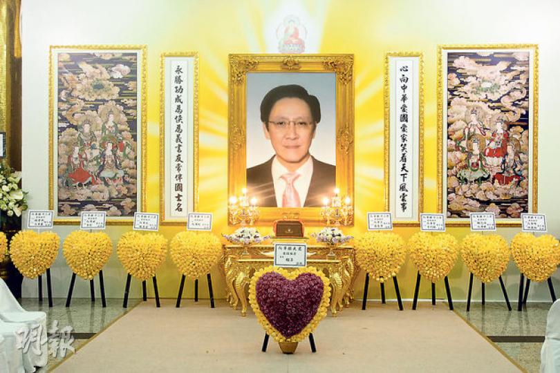 向華勝追思會的禮堂以白色佈置為主,遺照兩旁為輓聯與八大菩薩畫像,太太所送的心形花圈放在中央。(攝影﹕孫華中)端木櫻子憶亡夫向華勝臨終要她好好照顧自己,不捨之情忍不住眼濕濕。(攝影﹕孫華中)向華勝舊愛張玉珊在追思會逗留了兩個多小時,由向太陳嵐送她離開,張玉珊一臉哀傷。(攝影﹕孫華中)向華強與兒子向左出席追思會。(攝影﹕孫華中)向華勝兩侄兒向展威(左)與向展邦(右)在追思會禮堂外負責接待。(攝影﹕孫華中)方逸華(攝影﹕孫華中)陳惠敏(攝影﹕孫華中)黃秋生曾與向華勝合作不少。(攝影﹕孫華中)呂良偉與太 向華勝追思會的禮堂以白色佈置為主,遺照兩旁為輓聯與八大菩薩畫像,太太所送的心形花圈放在中央。(攝影﹕孫華中)端木櫻子憶亡夫向華勝臨終要她好好照顧自己,不捨之情忍不住眼濕濕。(攝影﹕孫華中)向華勝舊愛張玉珊在追思會逗留了兩個多小時,由向太陳嵐送她離開,張玉珊一臉哀傷。(攝影﹕孫華中)向華強與兒子向左出席追思會。(攝影﹕孫華中)向華勝兩侄兒向展威(左)與向展邦(右)在追思會禮堂外負責接待。(攝影﹕孫華中)方逸華(攝影﹕孫華中)陳惠敏(攝影﹕孫華中)黃秋生曾與向華勝合作不少。(攝影﹕孫華中)呂良偉與太