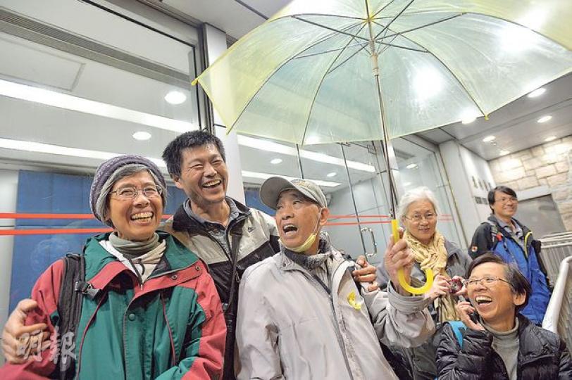 北角警署於昨凌晨陸續釋放被捕示威者,78歲的吳伯(左三)昨早5時獲釋,離開警署時獲現場人士拍手歡迎,亦有較早獲釋的示威者未有離開,等他釋放。眾人在警署前由吳伯舉起黃傘,拍照留念。(鄧宗弘攝)昨日凌晨氣溫寒冷, 有聲援者(左)帶備食品飲料,通宵在北角警署外分發給獲釋的示威者(右)。(鄧宗弘攝) 北角警署於昨凌晨陸續釋放被捕示威者,78歲的吳伯(左三)昨早5時獲釋,離開警署時獲現場人士拍手歡迎,亦有較早獲釋的示威者未有離開,等他釋放。眾人在警署前由吳伯舉起黃傘,拍照留念。(鄧宗弘攝)昨日凌晨氣溫寒冷, 有聲援者(左)帶備食品飲料,通宵在北角警署外分發給獲釋的示威者(右)。(鄧宗弘攝)
