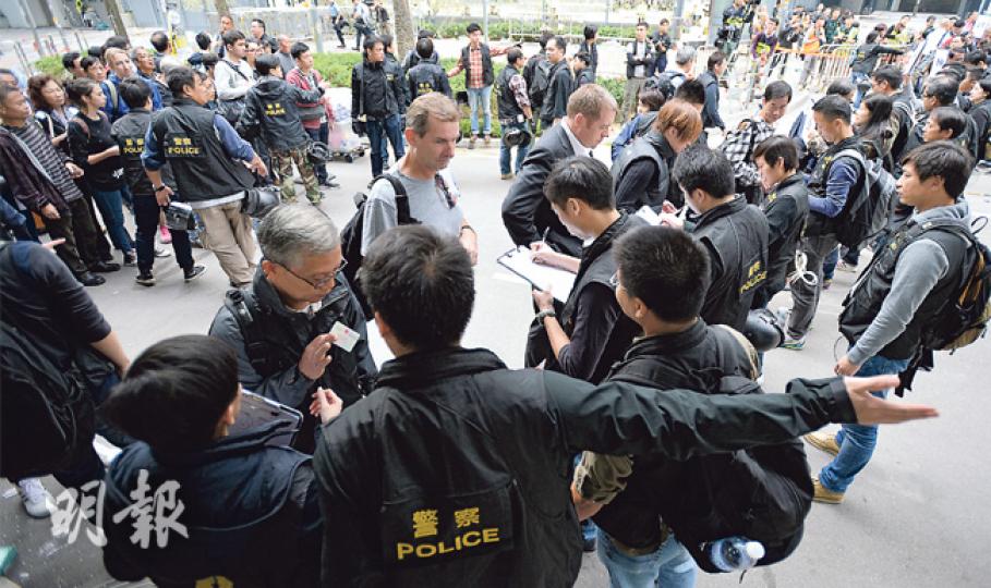 警方前日下午在金鐘佔領區清場時先封鎖場區,在添美道唯一出口設臨時登記處,所有離開人士會被登記身分證。警方強調會保留法律追究權利,結果有909人被登記資料。(盧翊銘攝)近60名在金鐘佔領區被捕的示威者前晚被送到葵涌警署,包括11名學聯和學民思潮成員,至凌晨獲釋。學聯副秘書長岑敖暉、常委梁麗幗和張秀賢(左一),以及學民思潮召集人黃之鋒等,到葵涌警署門外聲援被捕者。(蔡方山攝)約60名扣留在葵涌警署的金鐘佔領者昨日凌晨陸續獲釋,其中獲釋的文化監暴成員、歌手何韻詩拒絕保釋,獲警方無條件釋放但保留追究權利 警方前日下午在金鐘佔領區清場時先封鎖場區,在添美道唯一出口設臨時登記處,所有離開人士會被登記身分證。警方強調會保留法律追究權利,結果有909人被登記資料。(盧翊銘攝)近60名在金鐘佔領區被捕的示威者前晚被送到葵涌警署,包括11名學聯和學民思潮成員,至凌晨獲釋。學聯副秘書長岑敖暉、常委梁麗幗和張秀賢(左一),以及學民思潮召集人黃之鋒等,到葵涌警署門外聲援被捕者。(蔡方山攝)約60名扣留在葵涌警署的金鐘佔領者昨日凌晨陸續獲釋,其中獲釋的文化監暴成員、歌手何韻詩拒絕保釋,獲警方無條件釋放但保留追究權利