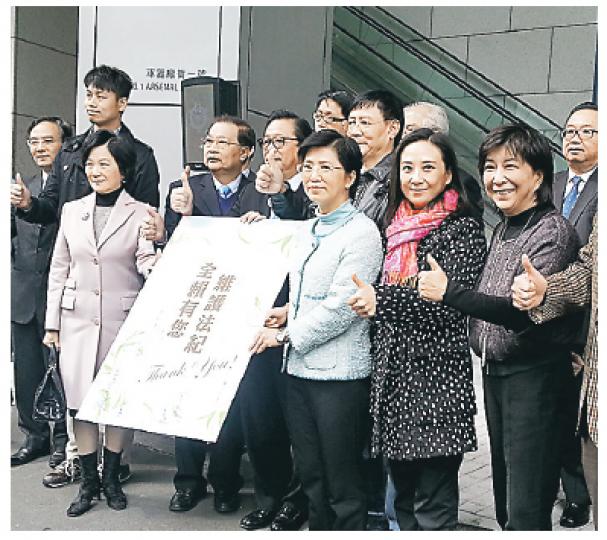 多名建制派議員昨日到警察總部感謝警方,送上「全賴有您 維護法紀」的心意卡,又齊齊豎起拇指表示讚揚,警方派出高級助理警務處長趙慧賢(前排右三)接收。(岑詠欣攝) 多名建制派議員昨日到警察總部感謝警方,送上「全賴有您 維護法紀」的心意卡,又齊齊豎起拇指表示讚揚,警方派出高級助理警務處長趙慧賢(前排右三)接收。(岑詠欣攝)