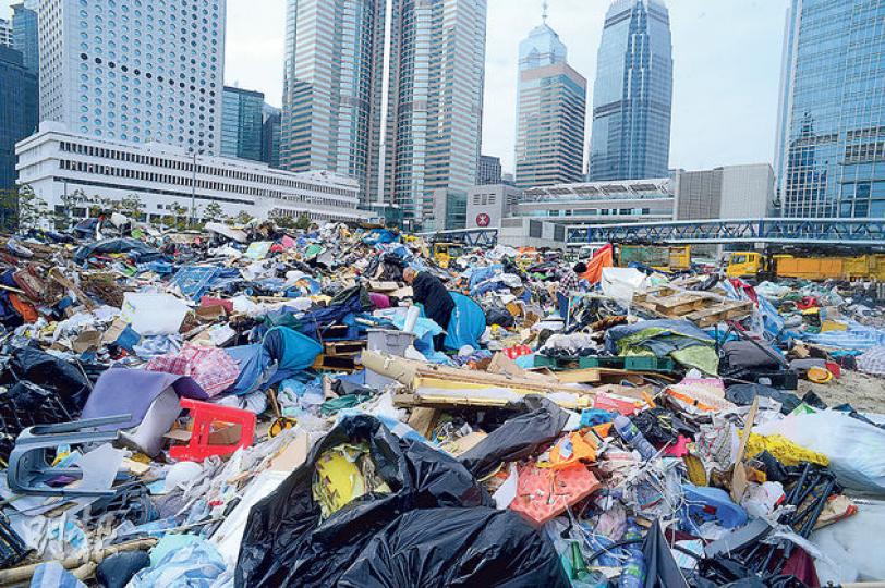有市民在內「尋寶」,拾走膠筒、地蓆及毛巾等有用物資,但其他較大型的物品如帳篷、藝術裝置,不少已破爛堆積如垃圾。(劉焌陶攝)中環摩天輪(右)成為本港新地標,毗鄰卻是清場後金鐘佔領區的破爛帳篷及物資(紅線框),構成強烈對比。(劉焌陶攝) 有市民在內「尋寶」,拾走膠筒、地蓆及毛巾等有用物資,但其他較大型的物品如帳篷、藝術裝置,不少已破爛堆積如垃圾。(劉焌陶攝)中環摩天輪(右)成為本港新地標,毗鄰卻是清場後金鐘佔領區的破爛帳篷及物資(紅線框),構成強烈對比。(劉焌陶攝)