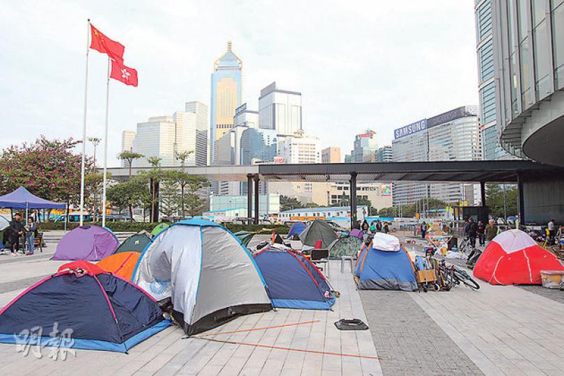 有立法會職員昨早一度給留守者一小時執拾,清空緊急車輛通道「洗地」,但立法會對出仍有不少帳篷未有搬走。(林俊源攝) 有立法會職員昨早一度給留守者一小時執拾,清空緊急車輛通道「洗地」,但立法會對出仍有不少帳篷未有搬走。(林俊源攝)