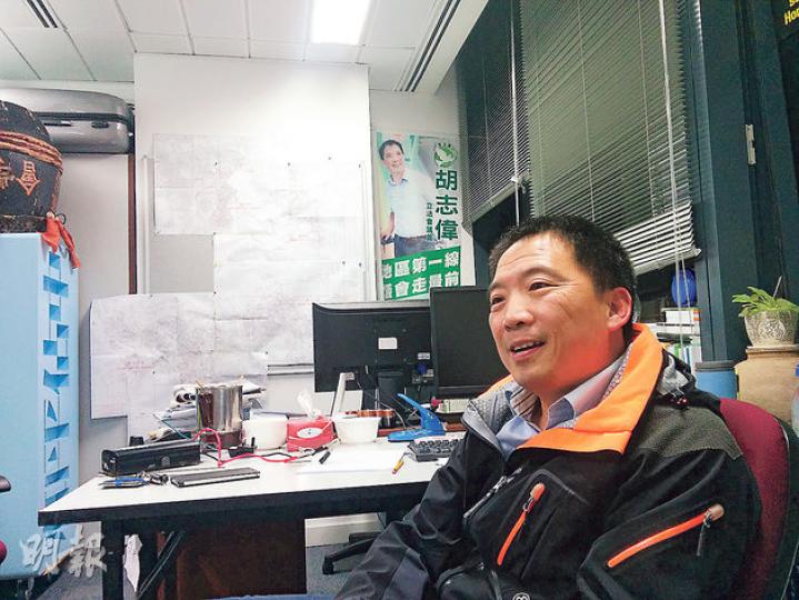胡志偉是民主黨創黨成員,「我沒有個人魅力,卿姐有個人魅力……但我也有自己長處,例如在社區能量,把地區工作開到社區,我也可以是數一數二的人物」。(梁卓怡攝)區諾軒第二度競逐民主黨主席,指今次絕非「陪跑」,是要令民主黨重新貼近公民社會,不能只為「溫和」而放棄立場。(李澤彤攝) 胡志偉是民主黨創黨成員,「我沒有個人魅力,卿姐有個人魅力……但我也有自己長處,例如在社區能量,把地區工作開到社區,我也可以是數一數二的人物」。(梁卓怡攝)區諾軒第二度競逐民主黨主席,指今次絕非「陪跑」,是要令民主黨重新貼近公民社會,不能只為「溫和」而放棄立場。(李澤彤攝)