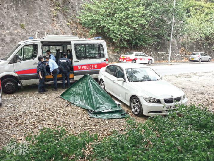 公司董事在寶馬房車內燒炭自殺,遺體被抬出車外後用小帳篷蓋住,等候仵工舁送殮房。警方事後在場調查,檢獲死者遺書,透露遇上騙子致生意失敗,欠下巨債。(衛永康攝)警員在寶馬房車前座乘客位,拿走一煲炭灰。 (衛永康攝) 公司董事在寶馬房車內燒炭自殺,遺體被抬出車外後用小帳篷蓋住,等候仵工舁送殮房。警方事後在場調查,檢獲死者遺書,透露遇上騙子致生意失敗,欠下巨債。(衛永康攝)警員在寶馬房車前座乘客位,拿走一煲炭灰。 (衛永康攝)