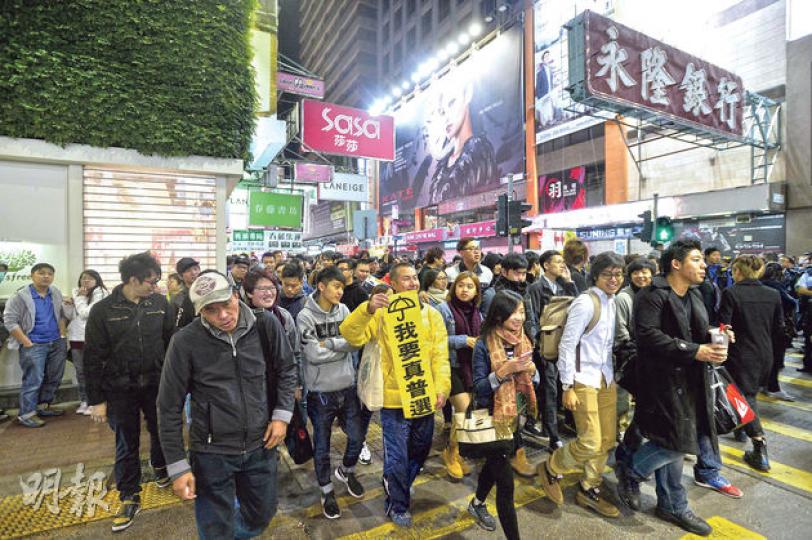 雖然金鐘和旺角佔領區已清場,但市民仍透過不同行動示威,昨晚百多名市民繼續在旺角街道組織「購物團」,示威者手持「我要真普選」在行人路穿梭,警方一度舉起黃旗警告。(余俊亮攝) 雖然金鐘和旺角佔領區已清場,但市民仍透過不同行動示威,昨晚百多名市民繼續在旺角街道組織「購物團」,示威者手持「我要真普選」在行人路穿梭,警方一度舉起黃旗警告。(余俊亮攝)