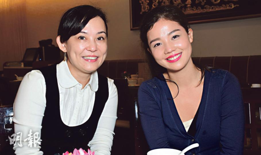 翁靜晶（左）唔恨做星媽，猛勸女兒回頭是岸，萬儀（右）有7年讀法律的底子，跟媽咪舌劍唇槍。（攝影﹕梁迺楠）翁靜晶與萬儀母女檔反轉廚房，大廚在旁無眼睇。（攝影﹕梁迺楠）