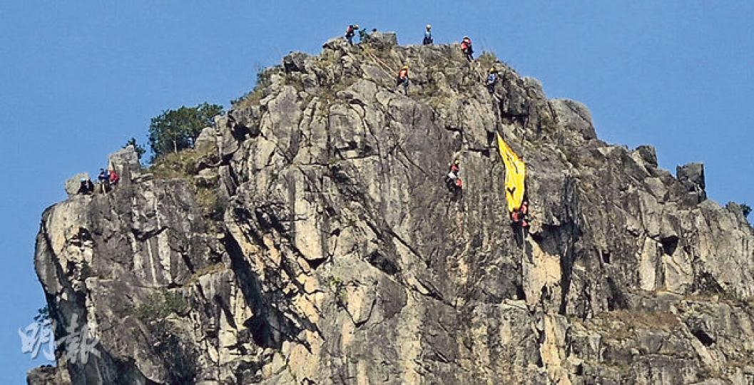 獅子山山頂昨日掛出「CY下台」直幡,比早前在獅子山頂懸掛的「我要真普選」直幡小,消防和飛行服務隊約在中午時拆除標語。(余俊亮攝) 獅子山山頂昨日掛出「CY下台」直幡,比早前在獅子山頂懸掛的「我要真普選」直幡小,消防和飛行服務隊約在中午時拆除標語。(余俊亮攝)
