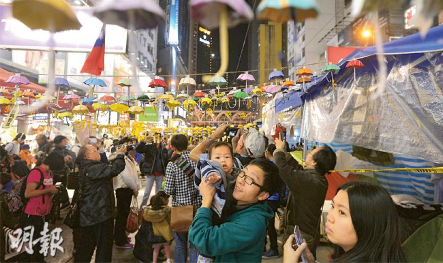 大批市民昨晚到銅鑼灣佔領區度過「傘下」最後時光,有家長帶同小朋友到場,亦有早前在金鐘佔領區的示威者轉來過夜。有市民稱被拘捕無意思,因現在什麼也爭取不到,會在警方宣布展開行動前離開。(余俊亮攝)佔中糾察長郭紹傑、因為佔中提早退休的教師馮德華等逾10人,昨帶隊撐黃傘到工展會購物。有麵舖職員稱不理撐不撐傘,只要是購物都歡迎。(余俊亮攝)銅鑼灣佔領區面積是3個佔領區最細小的,佔據怡和街東行線一段約100米的路面,但卻是警方最後清場目標。隨着警方宣布明早9時半清場,昨晚有大量市民來到佔領區,有市民表示希望 大批市民昨晚到銅鑼灣佔領區度過「傘下」最後時光,有家長帶同小朋友到場,亦有早前在金鐘佔領區的示威者轉來過夜。有市民稱被拘捕無意思,因現在什麼也爭取不到,會在警方宣布展開行動前離開。(余俊亮攝)佔中糾察長郭紹傑、因為佔中提早退休的教師馮德華等逾10人,昨帶隊撐黃傘到工展會購物。有麵舖職員稱不理撐不撐傘,只要是購物都歡迎。(余俊亮攝)銅鑼灣佔領區面積是3個佔領區最細小的,佔據怡和街東行線一段約100米的路面,但卻是警方最後清場目標。隨着警方宣布明早9時半清場,昨晚有大量市民來到佔領區,有市民表示希望