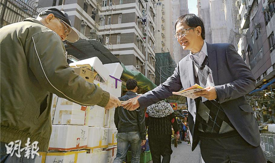 民協林健文(右)的議員辦事處設於煙廠街,票源來自附近的基層選民。原有選區「一分三」,因煙廠街一帶將納入油麻地北選區,他很大機會到該區參選。(余俊亮攝)民建聯立法會議員葉國謙認為,選區劃界涉及很多技術問題,例如人口分佈,不是個別黨派可以影響。(陳洛明攝) 民協林健文(右)的議員辦事處設於煙廠街,票源來自附近的基層選民。原有選區「一分三」,因煙廠街一帶將納入油麻地北選區,他很大機會到該區參選。(余俊亮攝)民建聯立法會議員葉國謙認為,選區劃界涉及很多技術問題,例如人口分佈,不是個別黨派可以影響。(陳洛明攝)