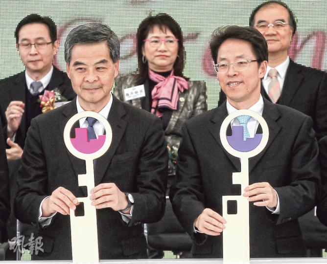 特首梁振英(左)與中聯辦主任張曉明(右)昨日齊齊出席工展會開幕禮,二人在儀式後均有購物支持商戶,張曉明更笑言「心情靚就購物」。(李紹昌攝) 特首梁振英(左)與中聯辦主任張曉明(右)昨日齊齊出席工展會開幕禮,二人在儀式後均有購物支持商戶,張曉明更笑言「心情靚就購物」。(李紹昌攝)