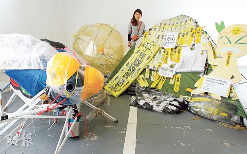 「雨傘運動視覺庫存計劃」發起人之一楊雪盈(圖)表示,在各佔區收集至少150件「文物」,包括圖中的「我要真普選」帳篷、牛虻、「結他他老伯」撐傘紙牌等,都暫存在一個秘密倉庫,部分有待復修,例如「結他他老伯」手上黃傘已斷開,要重新貼上。(林俊源攝) 「雨傘運動視覺庫存計劃」發起人之一楊雪盈(圖)表示,在各佔區收集至少150件「文物」,包括圖中的「我要真普選」帳篷、牛虻、「結他他老伯」撐傘紙牌等,都暫存在一個秘密倉庫,部分有待復修,例如「結他他老伯」手上黃傘已斷開,要重新貼上。(林俊源攝)