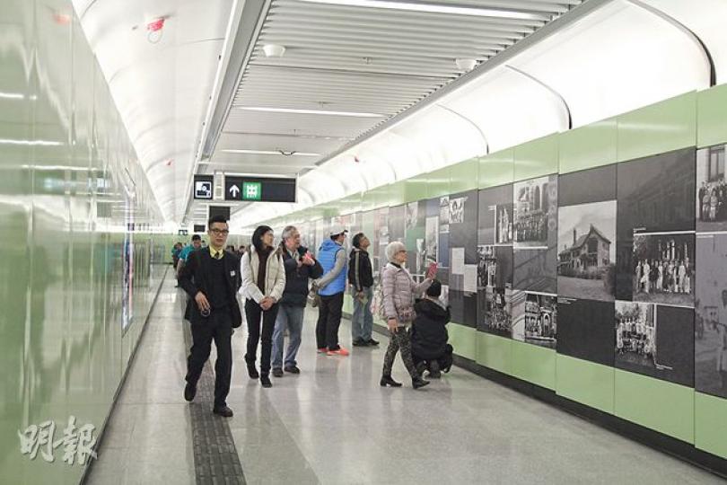 不少到港鐵香港大學站參觀的市民,都說多條連接車站大堂及出入口的行人通道太長,步行約需5至7分鐘,當中路段最長的薄扶林道出入口行人隧道,由於行人輸送帶僅單向行走,令行走相反方向的乘客非常不便,有長者更走到氣喘,非常吃力。圖為通往香港大學的行人隧道。(林婉斐攝)居於西區的鍾先生說對西港島線落成並不期待,因恐通車後令區內人口大增。他說西區原本已有充足的巴士及小巴路線連撞中區及九龍等,擔心西港島線通車後人流大增,令原本寧靜的小區受到「破壞」。(林婉斐攝)80歲的葉伯得知昨特意到港大站參觀,熟習環境。對於 不少到港鐵香港大學站參觀的市民,都說多條連接車站大堂及出入口的行人通道太長,步行約需5至7分鐘,當中路段最長的薄扶林道出入口行人隧道,由於行人輸送帶僅單向行走,令行走相反方向的乘客非常不便,有長者更走到氣喘,非常吃力。圖為通往香港大學的行人隧道。(林婉斐攝)居於西區的鍾先生說對西港島線落成並不期待,因恐通車後令區內人口大增。他說西區原本已有充足的巴士及小巴路線連撞中區及九龍等,擔心西港島線通車後人流大增,令原本寧靜的小區受到「破壞」。(林婉斐攝)80歲的葉伯得知昨特意到港大站參觀,熟習環境。對於