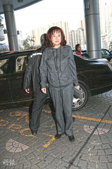 被問到賭王健康如何?三太陳婉珍說﹕「不錯呀。」(攝影/記者﹕梁迺楠)四太梁安琪離開醫院時未有接受訪問便離去。(攝影/記者﹕梁迺楠)超雲穿上不同圖案的鞋現身醫院探父親。(攝影/記者﹕梁迺楠) 被問到賭王健康如何?三太陳婉珍說﹕「不錯呀。」(攝影/記者﹕梁迺楠)四太梁安琪離開醫院時未有接受訪問便離去。(攝影/記者﹕梁迺楠)超雲穿上不同圖案的鞋現身醫院探父親。(攝影/記者﹕梁迺楠)