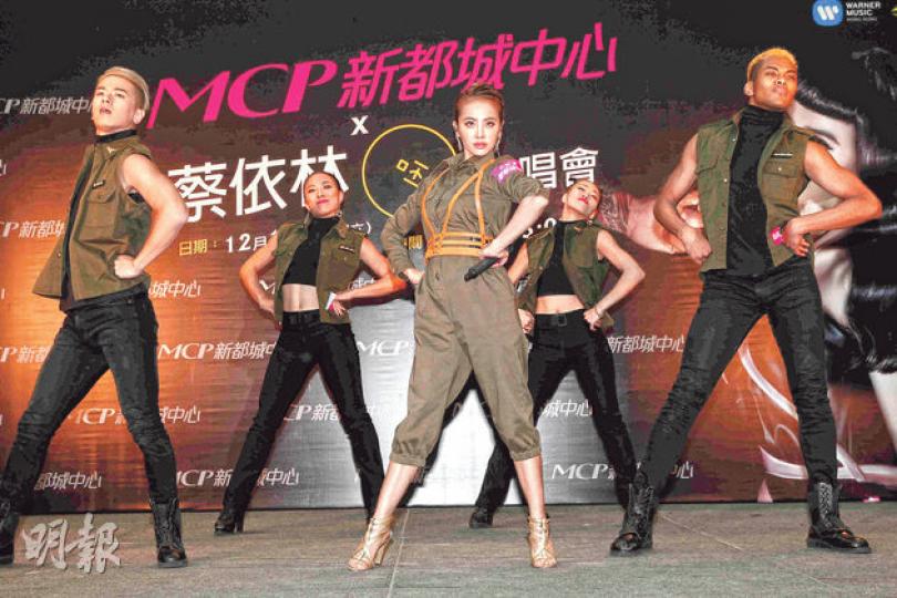 雖然打扮密實,但蔡依林的勁歌熱舞演出卻盡顯天后風範。(攝影:孫華中)事隔5年再來港舉行簽唱會,蔡依林喜獲300粉絲支持。(攝影:孫華中) 雖然打扮密實,但蔡依林的勁歌熱舞演出卻盡顯天后風範。(攝影:孫華中)事隔5年再來港舉行簽唱會,蔡依林喜獲300粉絲支持。(攝影:孫華中)