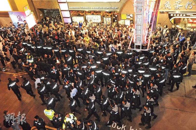 旺角昨凌晨再有「購物團」出現,在西洋菜街南街大批軍裝警察包圍參與「鳩嗚」的巿民,警防線人牆最少達5層。(林智傑攝)警方旺角昨凌晨拘捕不肯出示身分證的人,包括圖中一名女子,她被送上警車時仍拖着行李篋。(林智傑攝) 旺角昨凌晨再有「購物團」出現,在西洋菜街南街大批軍裝警察包圍參與「鳩嗚」的巿民,警防線人牆最少達5層。(林智傑攝)警方旺角昨凌晨拘捕不肯出示身分證的人,包括圖中一名女子,她被送上警車時仍拖着行李篋。(林智傑攝)