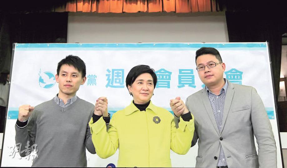 民主黨昨舉行會員大會選出新一屆領導層,劉慧卿(中)連任主席,而羅健熙(左)和尹兆堅(右)則當選副主席。(李澤彤攝)(明報製圖) 民主黨昨舉行會員大會選出新一屆領導層,劉慧卿(中)連任主席,而羅健熙(左)和尹兆堅(右)則當選副主席。(李澤彤攝)(明報製圖)