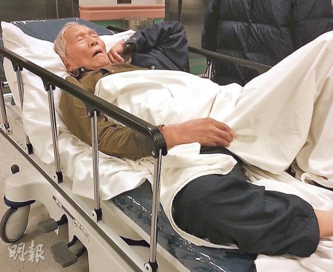 82歲的莊伯在西貢山頭冒着嚴寒露宿一宵,昨日獲救後十分疲累,在病牀上呼呼入睡。 (衛永康攝) 82歲的莊伯在西貢山頭冒着嚴寒露宿一宵,昨日獲救後十分疲累,在病牀上呼呼入睡。 (衛永康攝)