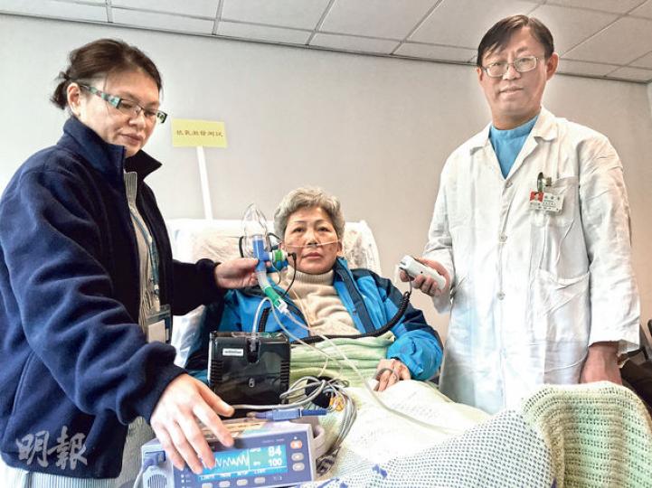 67歲的吳女士(中)肺容量僅及正常人三成,北區醫院副顧問醫生林偉奇(右)今年為她進行「低氧激發測試」(圖),經評估後認為她可在機艙環境下使用手提充電氧氣機,讓她4年來首次與女兒及家人乘飛機同遊上海。(邱雅錡攝) 67歲的吳女士(中)肺容量僅及正常人三成,北區醫院副顧問醫生林偉奇(右)今年為她進行「低氧激發測試」(圖),經評估後認為她可在機艙環境下使用手提充電氧氣機,讓她4年來首次與女兒及家人乘飛機同遊上海。(邱雅錡攝)