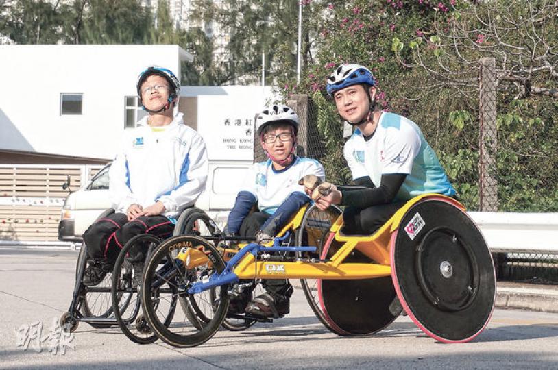 參加來年渣打馬拉松輪椅賽的劉可添(左起)、馮曉蒽和馮英騏都正積極備戰,劉可添及馮英騏希望能以30分鐘完成賽事,上屆10公里輪椅賽冠軍馮英騏每星期訓練3次,每次兩小時,希望提升速度及體能。(黎明芝攝) 參加來年渣打馬拉松輪椅賽的劉可添(左起)、馮曉蒽和馮英騏都正積極備戰,劉可添及馮英騏希望能以30分鐘完成賽事,上屆10公里輪椅賽冠軍馮英騏每星期訓練3次,每次兩小時,希望提升速度及體能。(黎明芝攝)