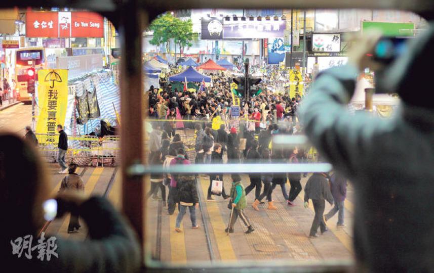受佔領行動影響,銅鑼灣東、西行電車未能貫通,從電車車廂往外看,平日乏人注視的銅鑼灣佔領區,在清場前夕變得熱鬧,不少市民到場留影紀念。(李澤彤攝)立法會大樓外的示威區昨晚仍有人留守,有人響應網民號召「包圍立法會」,並到場打邊爐作「最後晚餐」。(余俊亮攝)留守銅鑼灣佔領區的浸大一年級學生張崑陽(Sunny)認為,銅鑼灣佔領者參與度高,會不定期舉行會議討論區內事務,亦有人做會議紀錄,記下眾人意見。Sunny昨日仍留守銅鑼灣,表明會守到最後一刻。(李澤彤攝)銅鑼灣留守者華哥表示,對佔領區內的事物都十分有 受佔領行動影響,銅鑼灣東、西行電車未能貫通,從電車車廂往外看,平日乏人注視的銅鑼灣佔領區,在清場前夕變得熱鬧,不少市民到場留影紀念。(李澤彤攝)立法會大樓外的示威區昨晚仍有人留守,有人響應網民號召「包圍立法會」,並到場打邊爐作「最後晚餐」。(余俊亮攝)留守銅鑼灣佔領區的浸大一年級學生張崑陽(Sunny)認為,銅鑼灣佔領者參與度高,會不定期舉行會議討論區內事務,亦有人做會議紀錄,記下眾人意見。Sunny昨日仍留守銅鑼灣,表明會守到最後一刻。(李澤彤攝)銅鑼灣留守者華哥表示,對佔領區內的事物都十分有