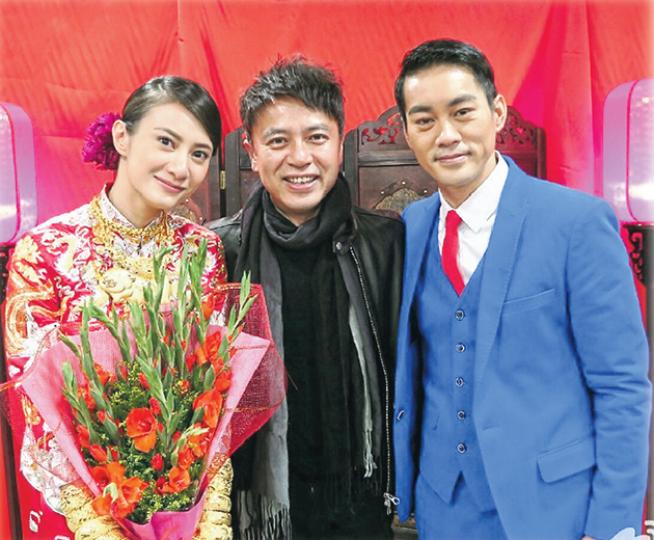 克勤(中)祝一對新人開心到老。(微博圖片) 克勤(中)祝一對新人開心到老。(微博圖片)