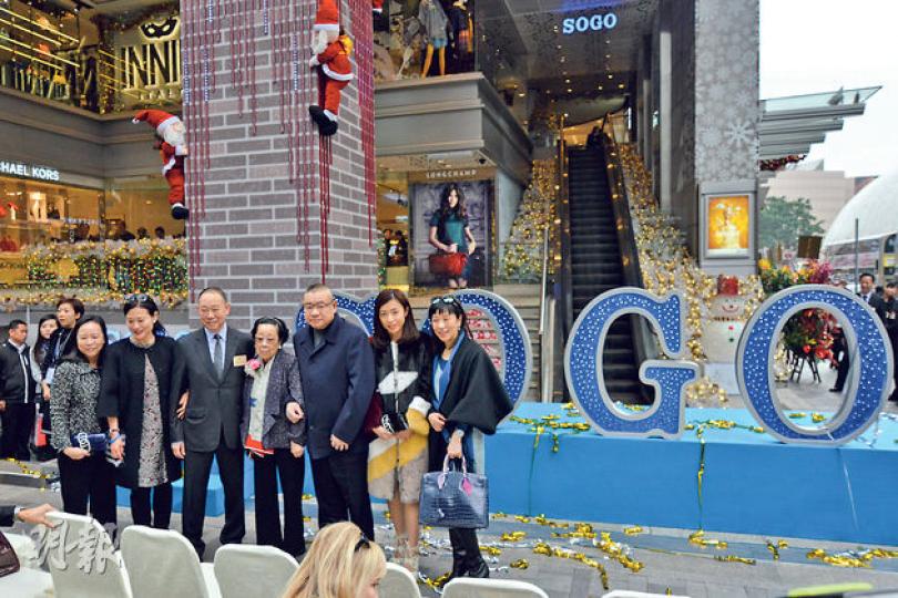 崇光尖沙嘴店昨日正式開幕,除「大劉」劉鑾雄(右三)、劉鑾鴻(左三)之外,兩人母親、向來低調的葉淑婉(中)亦有現身撐場。(黃志東攝) 崇光尖沙嘴店昨日正式開幕,除「大劉」劉鑾雄(右三)、劉鑾鴻(左三)之外,兩人母親、向來低調的葉淑婉(中)亦有現身撐場。(黃志東攝)