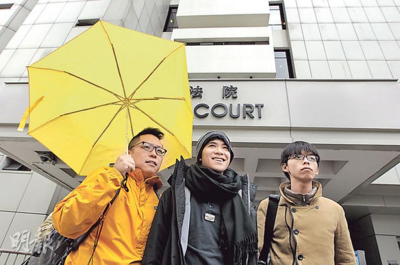 黃之鋒(右起)、岑敖暉及譚得志昨步入高院就藐視法庭罪應訊,並高喊公民抗命、無畏無懼等口號。其中譚除在庭外舉起黃傘,進入法院大樓後亦一度舉傘,後在保安要求下收起,他指雨傘曾被警棍打過,故其中一條支架斷裂。(李澤彤攝) 黃之鋒(右起)、岑敖暉及譚得志昨步入高院就藐視法庭罪應訊,並高喊公民抗命、無畏無懼等口號。其中譚除在庭外舉起黃傘,進入法院大樓後亦一度舉傘,後在保安要求下收起,他指雨傘曾被警棍打過,故其中一條支架斷裂。(李澤彤攝)