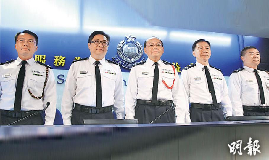 警務處昨日罕有以高規格會見記者,由處長曾偉雄(中)率領「四巨頭」,總結過去79天處理佔領行動。左起﹕行動處長劉業成、副處長(管理)盧偉聰、曾偉雄、副處長(行動)黃志雄、助理處長(行動)張德強。(林俊源攝)立法會清場過後,佔領者昨轉移陣地至立法會外圍的添美道留守。佔領者把帳篷等物資搬到添美道行人路兩旁,中間留出通道供行人路過。昨晚警方不時派員巡邏,但未有驅趕。(劉焌陶攝)(明報製圖) 警務處昨日罕有以高規格會見記者,由處長曾偉雄(中)率領「四巨頭」,總結過去79天處理佔領行動。左起﹕行動處長劉業成、副處長(管理)盧偉聰、曾偉雄、副處長(行動)黃志雄、助理處長(行動)張德強。(林俊源攝)立法會清場過後,佔領者昨轉移陣地至立法會外圍的添美道留守。佔領者把帳篷等物資搬到添美道行人路兩旁,中間留出通道供行人路過。昨晚警方不時派員巡邏,但未有驅趕。(劉焌陶攝)(明報製圖)