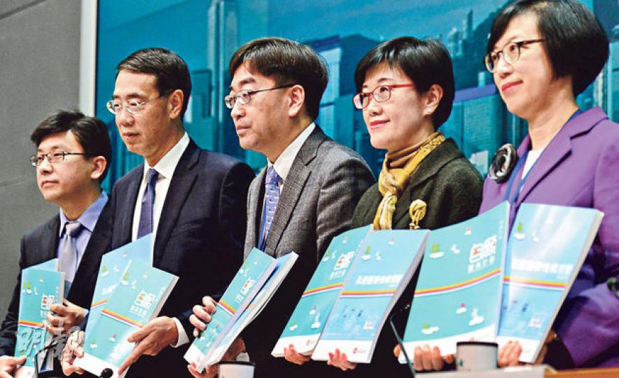 食物及衛生局長高永文(中)昨同步公布自願醫保計劃、私營醫療機構監管兩份諮詢文件,後者建議大舉加重罰則,私家醫院違例最高可罰款100萬元,但美容中心非法進行醫療程序,建議最高罰款僅為10萬元及監禁3個月。(劉焌陶攝) 食物及衛生局長高永文(中)昨同步公布自願醫保計劃、私營醫療機構監管兩份諮詢文件,後者建議大舉加重罰則,私家醫院違例最高可罰款100萬元,但美容中心非法進行醫療程序,建議最高罰款僅為10萬元及監禁3個月。(劉焌陶攝)