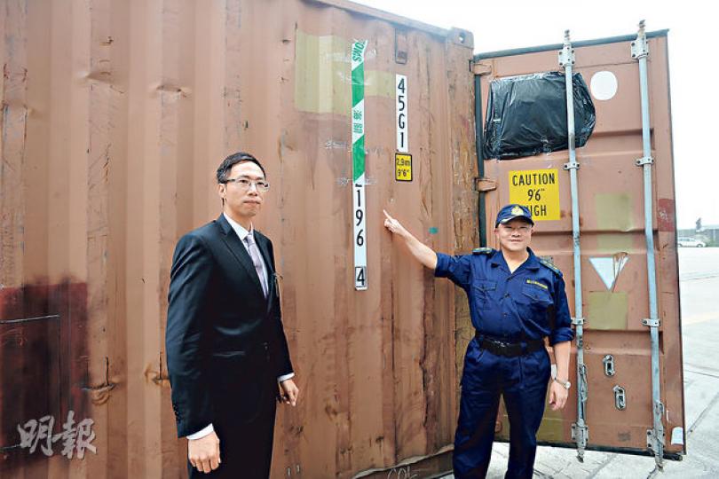 海關有組織罪案調查科特別調查組指揮官李文樂(左)與同僚展示貨櫃的號碼膠紙。(衛永康攝) 海關有組織罪案調查科特別調查組指揮官李文樂(左)與同僚展示貨櫃的號碼膠紙。(衛永康攝)
