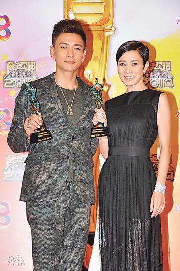 阿佘與黃宗澤奪得「年度內地最受歡迎TVB劇男女藝人」獎。(攝影﹕鍾偉茵) 阿佘與黃宗澤奪得「年度內地最受歡迎TVB劇男女藝人」獎。(攝影﹕鍾偉茵)