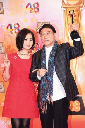 譚炳文高舉「萬千光輝演藝人大獎」獎座,旁為他的女兒。(攝影﹕鍾偉茵) 譚炳文高舉「萬千光輝演藝人大獎」獎座,旁為他的女兒。(攝影﹕鍾偉茵)