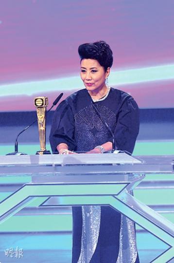 阿姐表示結了兩次婚仍然做女主角。(攝影﹕鍾偉茵)楊怡對阿姐耍手擰頭否認有人求婚。(攝影﹕鍾偉茵)羅仲謙雖未獲獎,卻因楊怡而多次成鏡頭焦點。(攝影﹕鍾偉茵) 阿姐表示結了兩次婚仍然做女主角。(攝影﹕鍾偉茵)楊怡對阿姐耍手擰頭否認有人求婚。(攝影﹕鍾偉茵)羅仲謙雖未獲獎,卻因楊怡而多次成鏡頭焦點。(攝影﹕鍾偉茵)