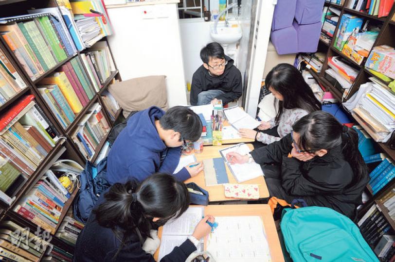 補習老師林小龍(中)說,學生多的時候,因劏房內空間不足,他要坐到廁所裏面教書,之前要坐馬桶或蹲,他現時將水桶倒冚在地上當櫈子坐。(胡景禧攝)
補習老師林小龍(中)說,學生多的時候,因劏房內空間不足,他要坐到廁所裏面教書,之前要坐馬桶或蹲,他現時將水桶倒冚在地上當櫈子坐。(胡景禧攝)