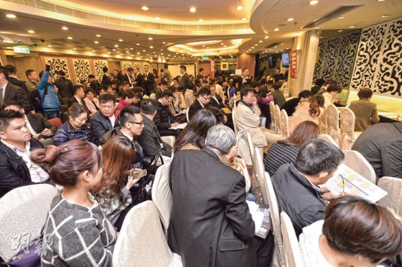 英皇西環維港峰昨首輪發售60伙,全日沽40伙,佔可售單位總數67%。雖未能清袋,但樓盤524方呎一房戶折實入場費已達1107萬元,故此銷情已屬相當不俗;圖為售樓處現場。 (葉家豪攝) 英皇西環維港峰昨首輪發售60伙,全日沽40伙,佔可售單位總數67%。雖未能清袋,但樓盤524方呎一房戶折實入場費已達1107萬元,故此銷情已屬相當不俗;圖為售樓處現場。 (葉家豪攝)