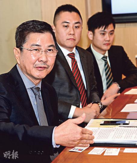 富貴生命董事經理兼首席執行員鄺漢光(左)表示,集團到香港上市,是因為香港市場較成熟,其知名度亦可吸引其他公司合作,亦方便進軍內地;另外兩位執行董事分別為鄺耀豐(中)及鄺耀年(右)。(劉焌陶攝) 富貴生命董事經理兼首席執行員鄺漢光(左)表示,集團到香港上市,是因為香港市場較成熟,其知名度亦可吸引其他公司合作,亦方便進軍內地;另外兩位執行董事分別為鄺耀豐(中)及鄺耀年(右)。(劉焌陶攝)