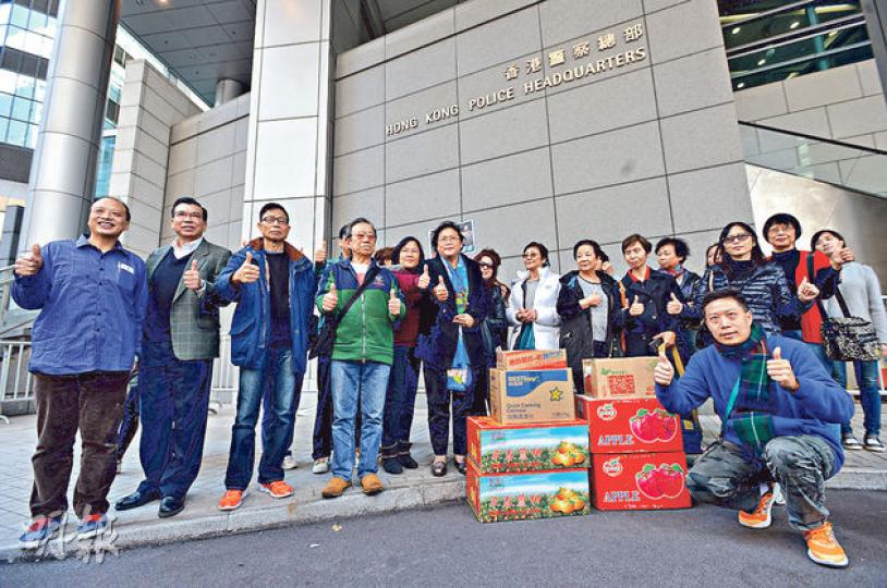 「撐警大聯盟」召集人李偲嫣昨日原本聯同一批市民到警察總部,支持警方執法,並送上水果致謝慰問警方。但由於李偲嫣未現身,在場人士先自行送上水果。(葉家豪攝) 「撐警大聯盟」召集人李偲嫣昨日原本聯同一批市民到警察總部,支持警方執法,並送上水果致謝慰問警方。但由於李偲嫣未現身,在場人士先自行送上水果。(葉家豪攝)
